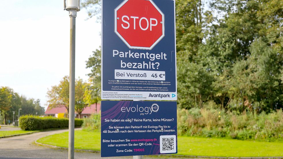 „Stop: Parkentgelt bezahlt?“: Das Schild am Ausgang des Parkplatzes ist kaum zu übersehen. Foto: Romuald Banik