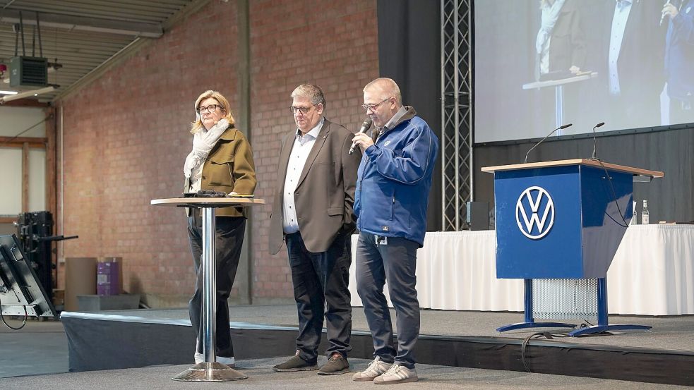 Seite an Seite auf dem Podium der VW-Betriebsversammlung: Christiane Engel, Geschäftsführerin von VW Osnabrück, IG-Metall-Bevollmächtigter Stephan Soldanski und Betriebsratsvorsitzender Jürgen Placke. Foto: Holger Schmidt/Betriebsrat