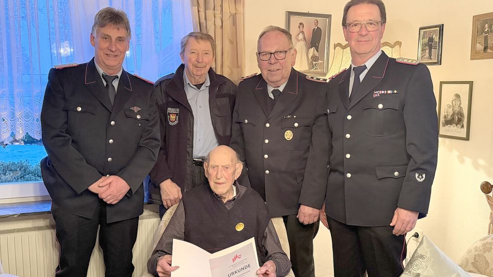 Hinrikus Dörnath wurde bei einem Besuch seiner Kameraden geehrt. Foto: Feuerwehr