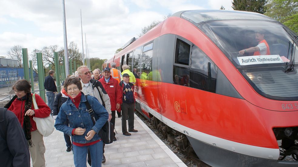 Zuletzt verkehrten vor rund 15 Jahren Sonderzüge von Emden nach Aurich, wie hier zum Geranienmarkt 2010. Foto: Aiko Recke