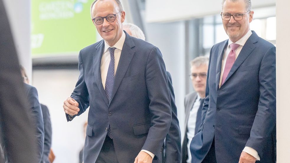 Bundeskanzler Friedrich Merz blieb nach dem Spitzengespräch mit der Wirtschaft in Sachen Tankrabatt zurückhaltend. Foto: Peter Kneffel/dpa