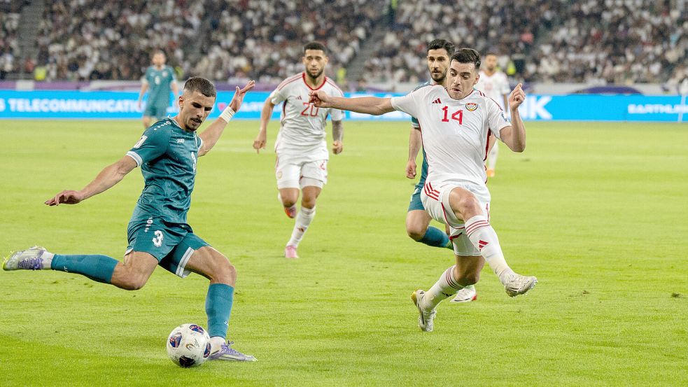 Der Irak (l) setzte sich gegen die Vereinten Arabischen Emirate durch und wäre mit einem weiteren Sieg in den Playoffs für die WM qualifiziert. Foto: IMAGO/Middle East Images