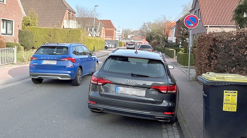 Am Breiten Weg ist es eng. Dabei parken freitagnachmittags, als dieses Foto entstand, dort wesentlich weniger Autos als an anderen Tagen vormittags in der Woche. Foto: Matthias Hippen