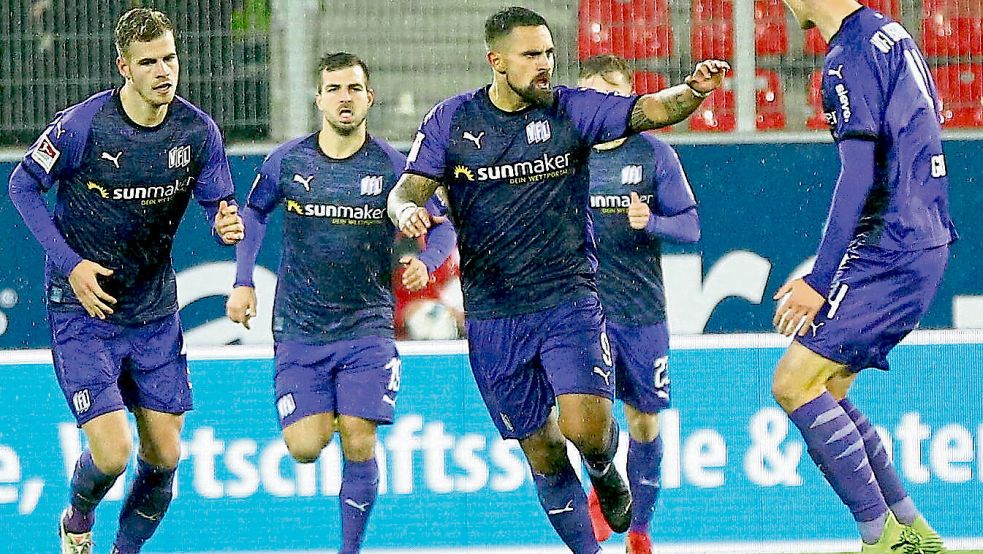 Ein begeisterndes 3:3 gab es zwischen Jahn Regensburg und dem VfL Osnabrück im Herbst 2019 in der 2. Bundesliga. Hier bläst Marcos Alvarez nach seinem Treffer zum 1:2 aus VfL-Sicht zur Aufholjagd. Foto: imago/Janne