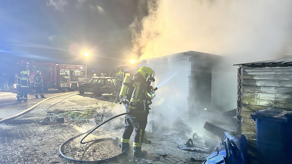 Feuerwehrleute löschen im Dezember 2023 einen brennenden Schuppen in Osteel. Das Feuer wurde von Brüdern vorsätzlich gelegt. Foto: Feuerwehr/Carsten Redinius