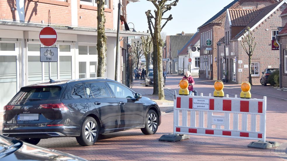 Ein Autofahrer missachtet die neue Einbahnstraßenregelung und befährt in die Rosenstraße entgegen der vorgeschriebenen Fahrtrichtung. Eine Radfahrerin begegnet ihm. Foto: Thomas Dirks