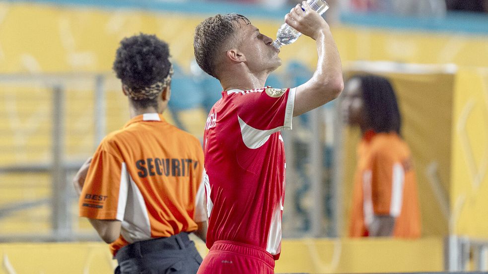Hitze bei Club-WM 2025: Bayerns Joshua Kimmich während der eingeführten Trinkpause. Foto: IMAGO/HMB-Media