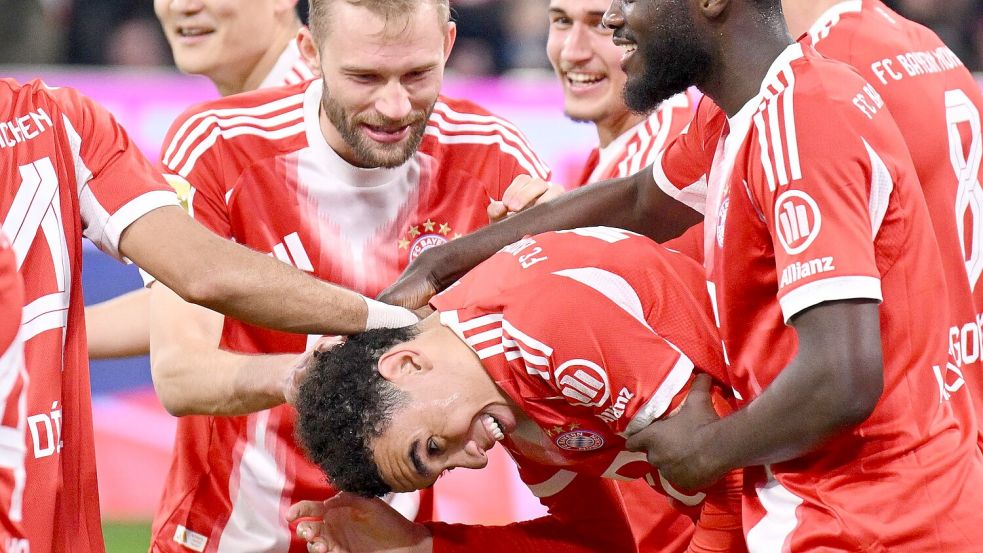 Der FC Bayern um die Torschützen Konrad Laimer und Jamal Musiala (m) bejubelt den nächsten Sieg auf dem Weg zum Titel. Foto: Harry Langer
