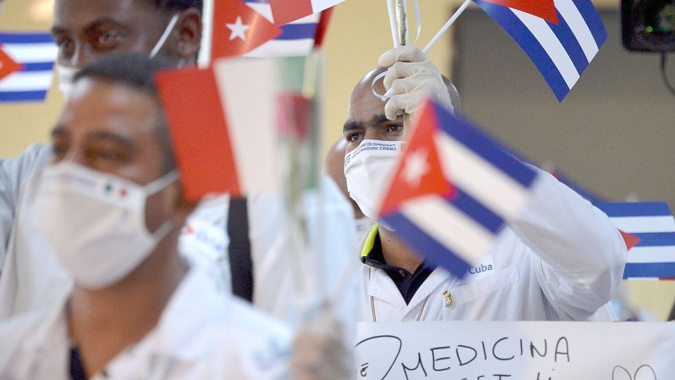 Kubanische Sanitätsbrigaden sind in vielen Ländern der Karibik im Einsatz. Foto: Yamil Lage/AFP/AP/dpa