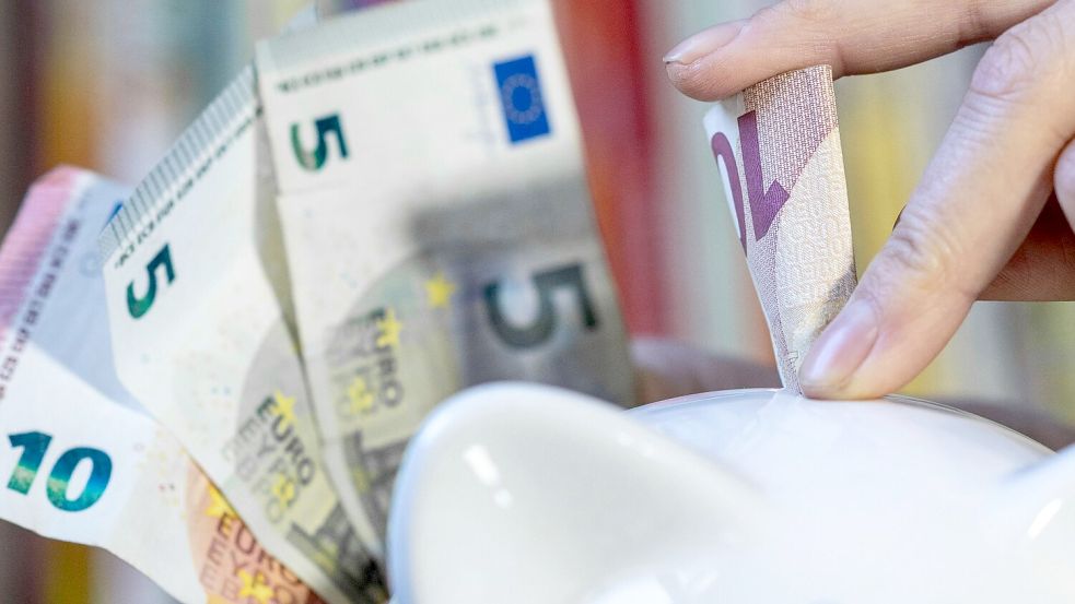 Viele Menschen haben nach eigenen Angaben kein Geld übrig, um sich etwas anzusparen. (Symbolbild) Foto: Hendrik Schmidt