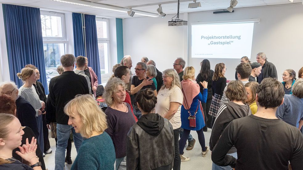 Aufwärmrunde fürs Bürgertheater „Gastspiel“: Als erstes laufen alle durch den Raum, achten auf sich und andere. Foto: Ralf Döring