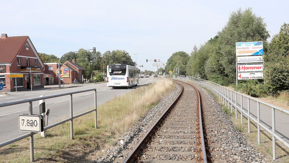 Das Bahngleis, auf dem derzeit nur seltene Güterzüge verkehren, läuft in Moordorf parallel zur Bundesstraße. Foto: Romuald Banik