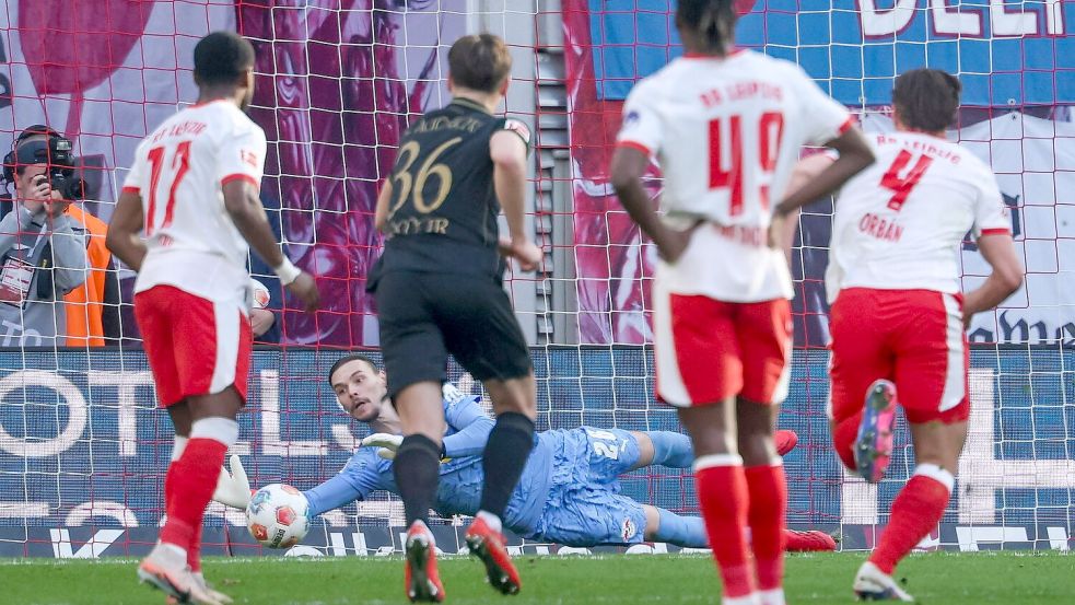 Maarten Vandevoordt hält den Elfmeter von Keven Schlotterbeck. Foto: Jan Woitas