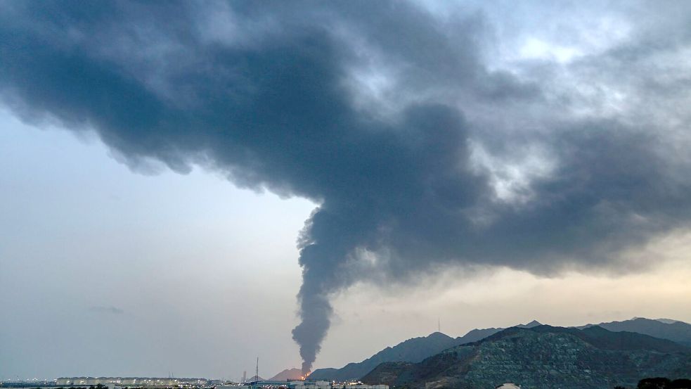 Der Iran nimmt die Emirate im Vergleich zu den anderen Golfstaaten bisher besonders stark unter Beschuss. (Archivbild) Foto: Altaf Qadri/AP/dpa