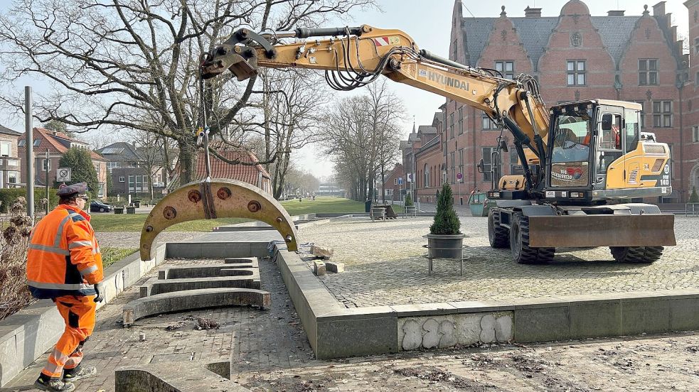 Ein halbes „O“ hängt am Haken: Am Sonnabend wird das angedeutete Hafenbecken „Oll Haven Auerk“ am Bürgermeister-Müller-Platz abgebaut. Foto: Matthias Hippen