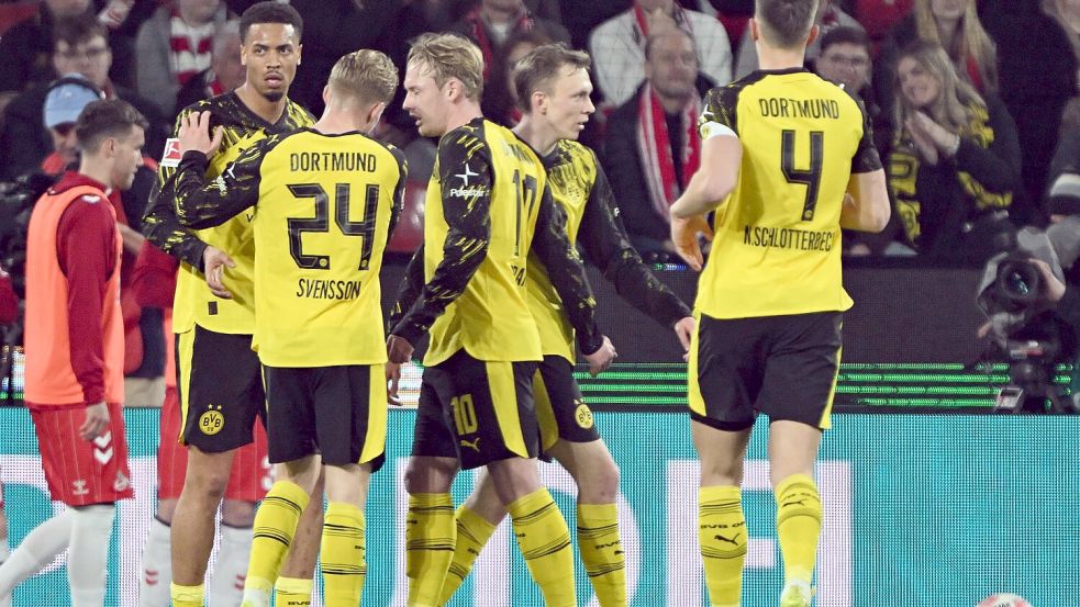 Gegen zehn Kölner hatte Dortmund zunächst leichtes Spiel Foto: Federico Gambarini