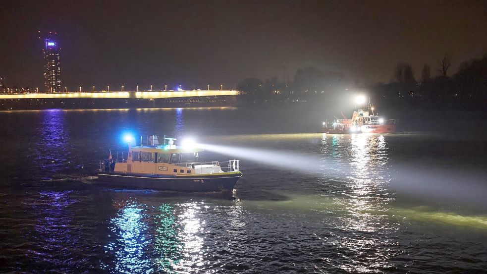 Ein junger Mann und seine Beifahrerin sind bei einem Verkehrsunfall in den Rhein gestürzt. Foto: Jan Ohmen/-/dpa