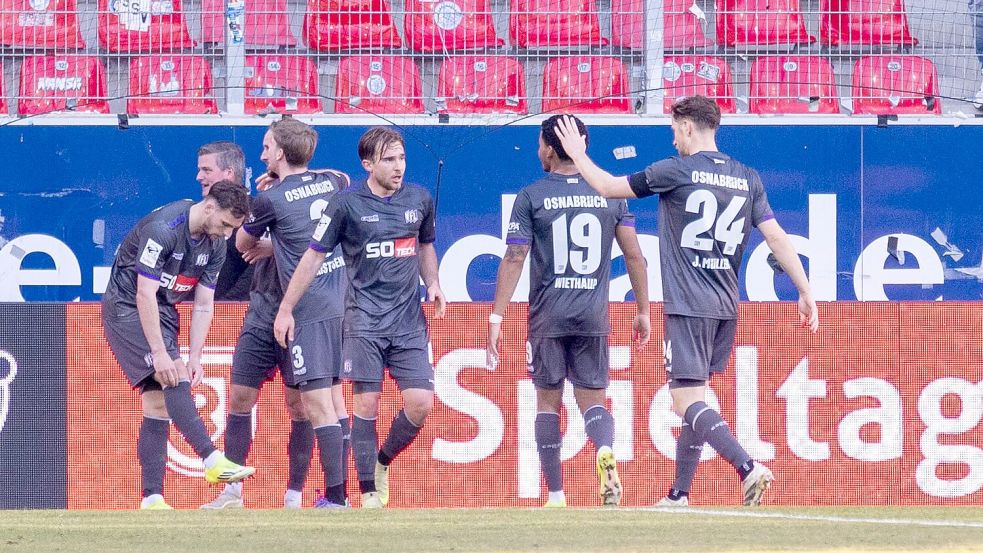 Dritter Sieg im dritten Spiel innerhalb einer Woche: Der VfL Osnabrück gewinnt 2:0 bei Jahn Regensburg. Hier jubelt die Mannschaft nach dem 1:0 von David Kopacz. Foto: IMAGO/SASCHA JANNE