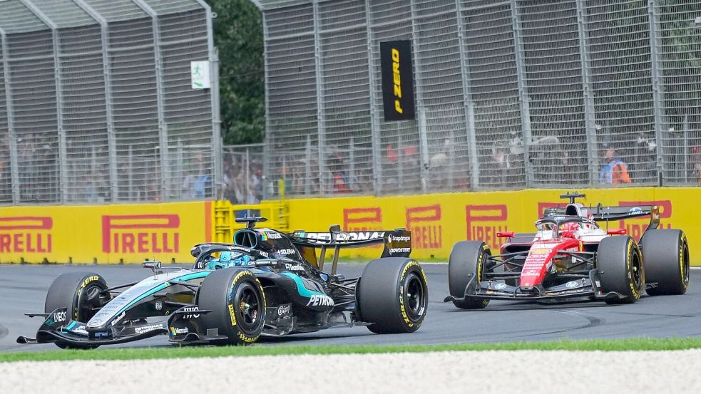 George Russell (l) und Charles Leclerc duellieren sich hart. Foto: Scott Barbour/AP/dpa
