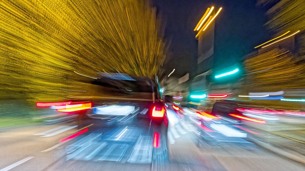 Im Rausch der Geschwindigkeit: Die Polizei hat in Bremen am Wochenende ein verbotenes Autorennen gestoppt. Foto: IMAGO/Rolf Poss