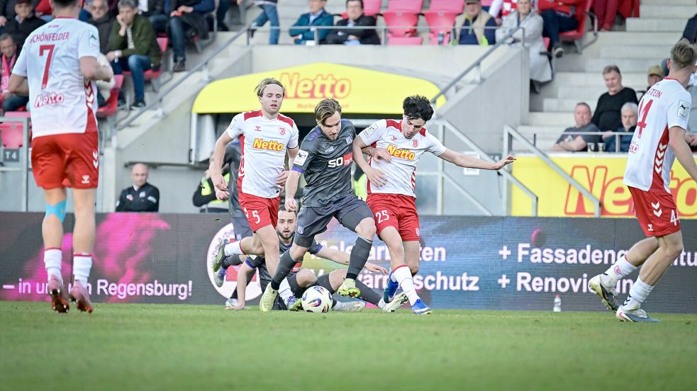 Lars Kehl nahm es in Regensburg auch mit zwei Gegenspielern auf. Foto: VfL Osnabrück