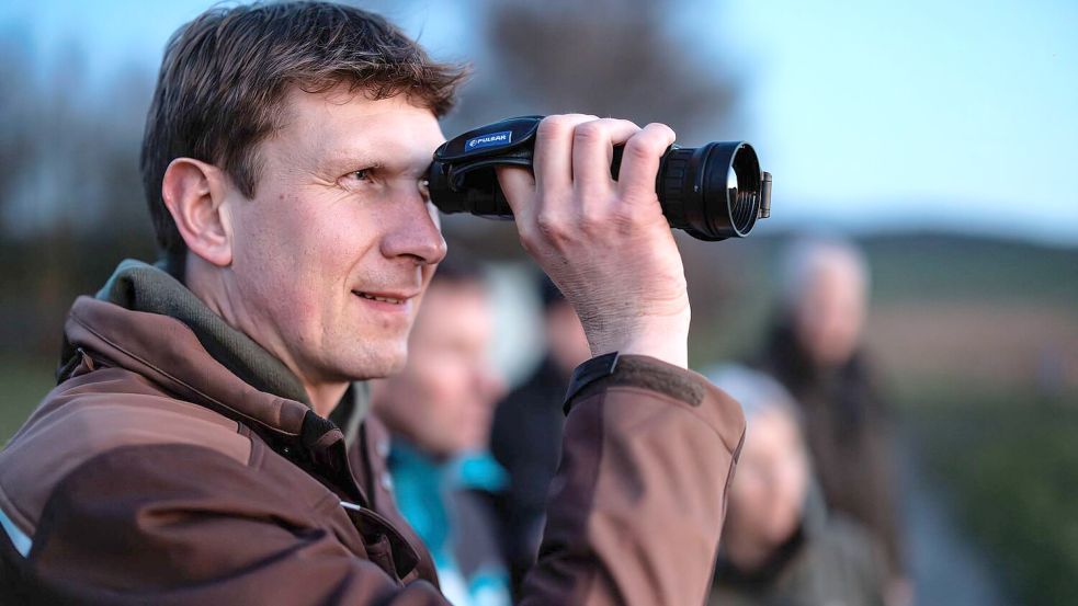 Umweltwissenschaftler Marcel Holy hält nach Rebhühnern Ausschau. Foto: David-Wolfgang Ebener