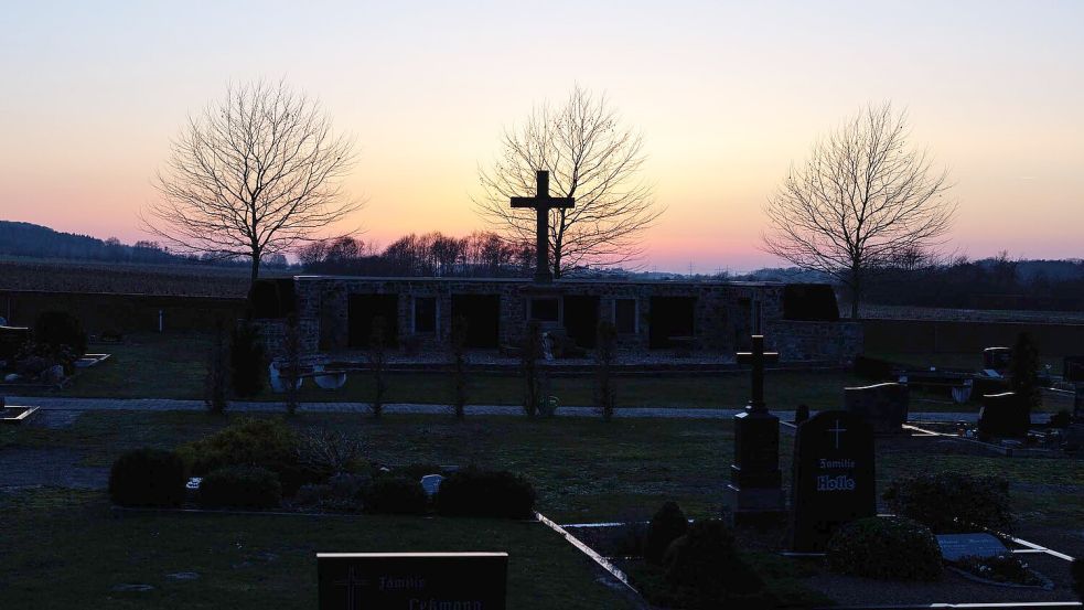 Rund um den Sonnenuntergang findet in der Balzzeit der Rebhühner die jährliche Zählung statt. Der Rundgang mit Helfern an Feldern in Brockum in Niedersachsen startet in der Nähe des Friedhofes. Foto: David-Wolfgang Ebener