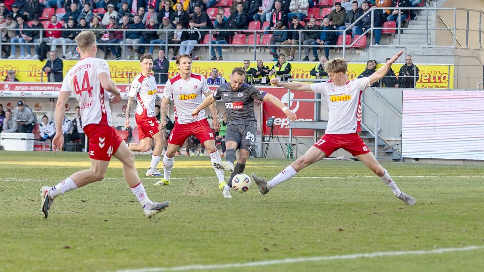 Setzt sich durch: David Kopacz erzielt in Regensburg das zweite Tor in Folge. Foto: Andreas Nickl