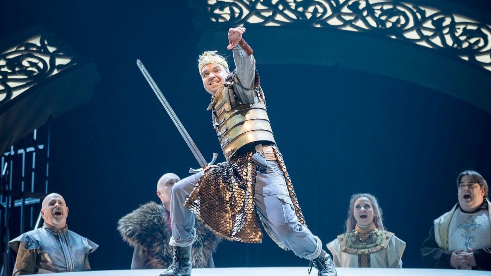 Titelhelden unter sich: König Artus (Jannik Harneit) mit seinem beinahe allmächtigen Schwert Excalibur. Foto: Stephan Glagla