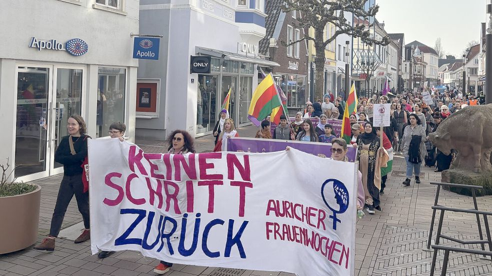 Mit Transparenten und Megafonen ging es für die Demonstrierenden durch die Auricher Burgstraße. Foto: Mieke Matthes