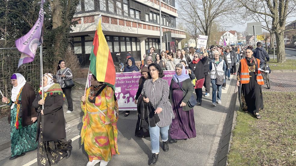 Der Demonstrationszug zog auch über den Fischteichweg. Foto: Mieke Matthes