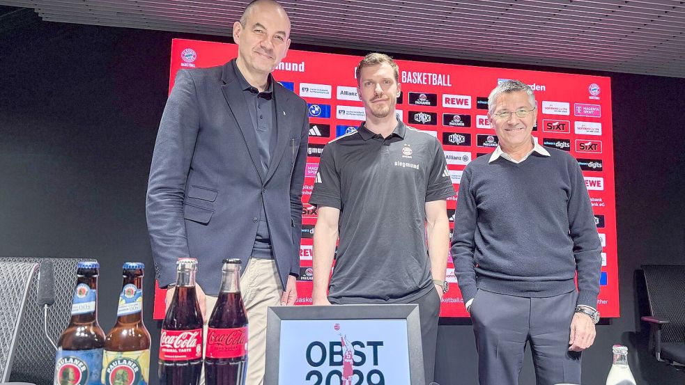 Andreas Obst (Mitte) nach seiner Vertragsverlängerung mit Bayern-Sportchef Dragan Tarlac (links) und Präsident Herbert Hainer. Foto: Manuel Schwarz