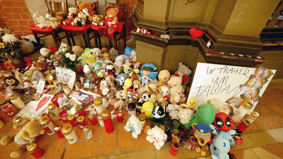 Plüschtiere und Kerzen erinnerten lange Zeit in der Güstrower Marienkirche an Fabian. Foto: Bernd Wüstneck