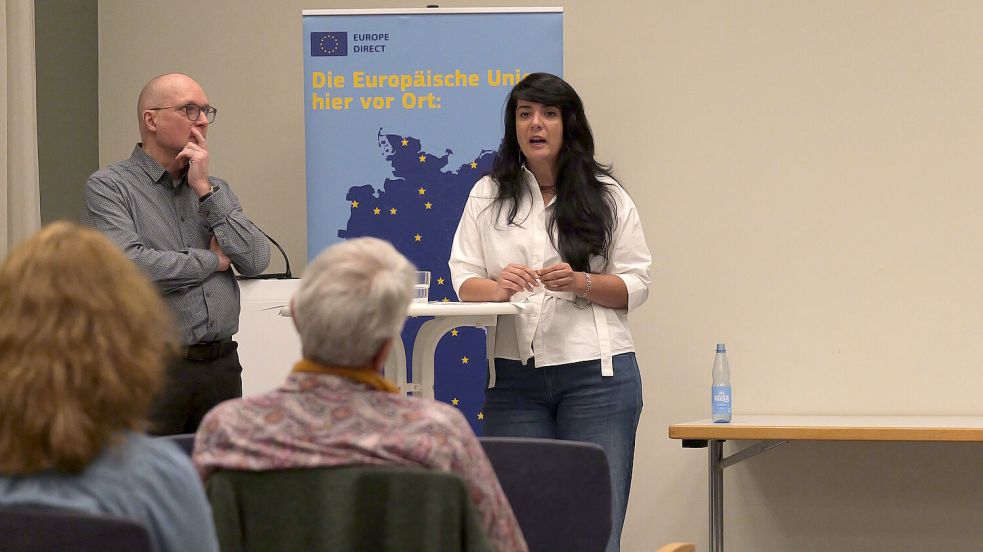 „Seit über 40 Jahren wird verhandelt, und es hat nichts gebracht“, monierte Regisseurin Niloufar Taghizadeh an der Seite Dr. Carsten Tessmer von Amnesty International. Foto: Werner Jürgens