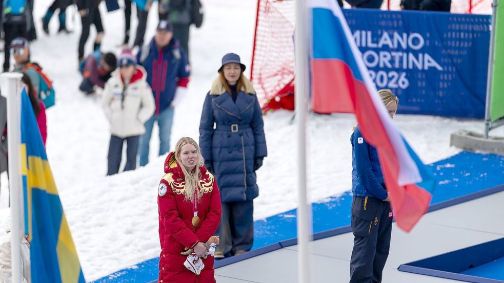 Für Siegerin Warwara Worontschichina weht die russische Fahne bei den Paralympics. Foto: Philipp von Ditfurth/dpa