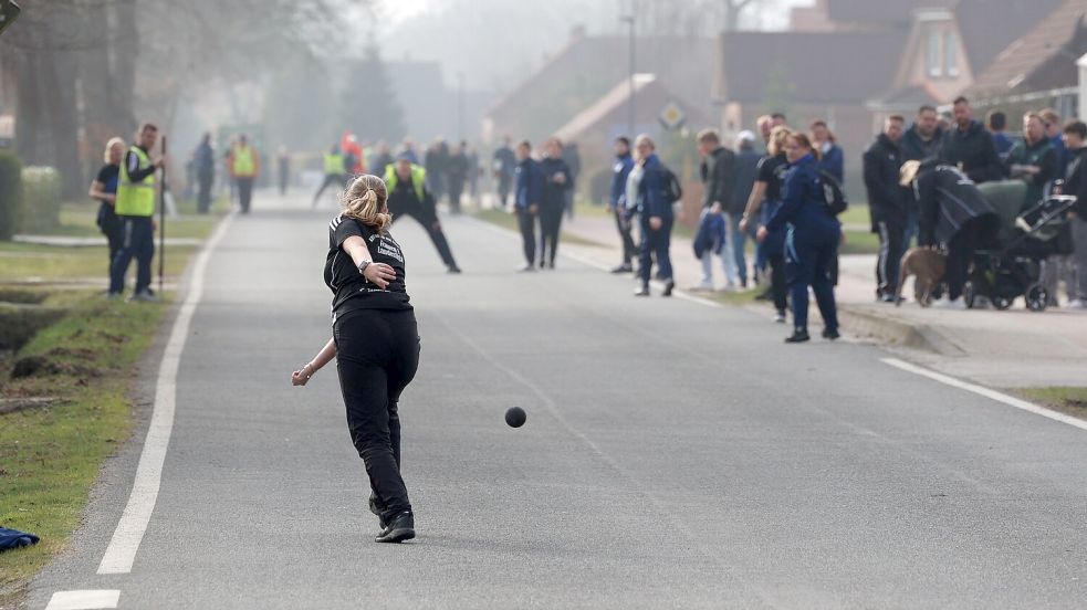 Lana Gronewold von „Good wat mit“ Dietrichsfeld warf die Holzkugel auf den Asphalt. An der Dietrichsfelder Strecke waren zahlreiche Zaungäste, die das Heimspiel gegen Stedesdorf verfolgten. Foto: Wilfried Gronewold