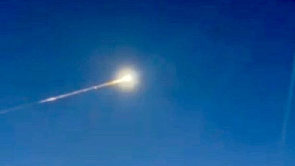 Auch aus weiter Entfernung war das Lichtspektakel sichtbar. Foto: Gianni Gattus/TNN/dpa