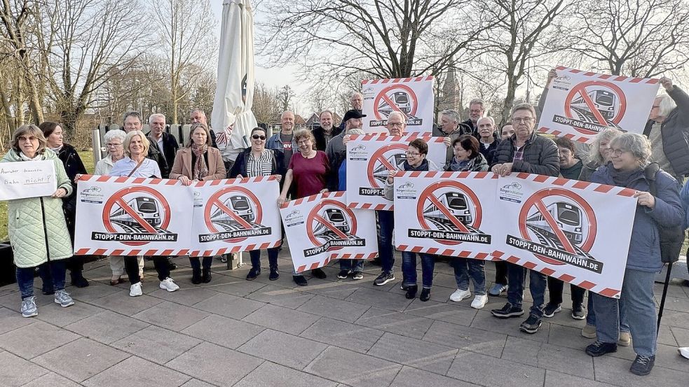 Mitglieder der neu gegründeten Bürgerinitiative gegen das Bahnprojekt verfolgten die Sitzung. Foto: Holger Janssen