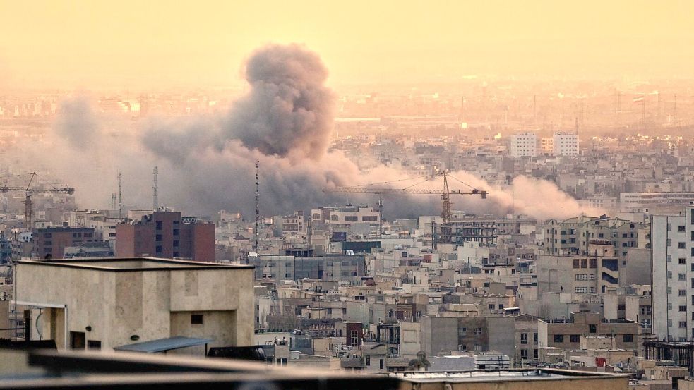 Israel und die USA greifen seit mehr als einer Woche Ziele im Iran an. (Archivbild) Foto: Vahid Salemi/AP/dpa