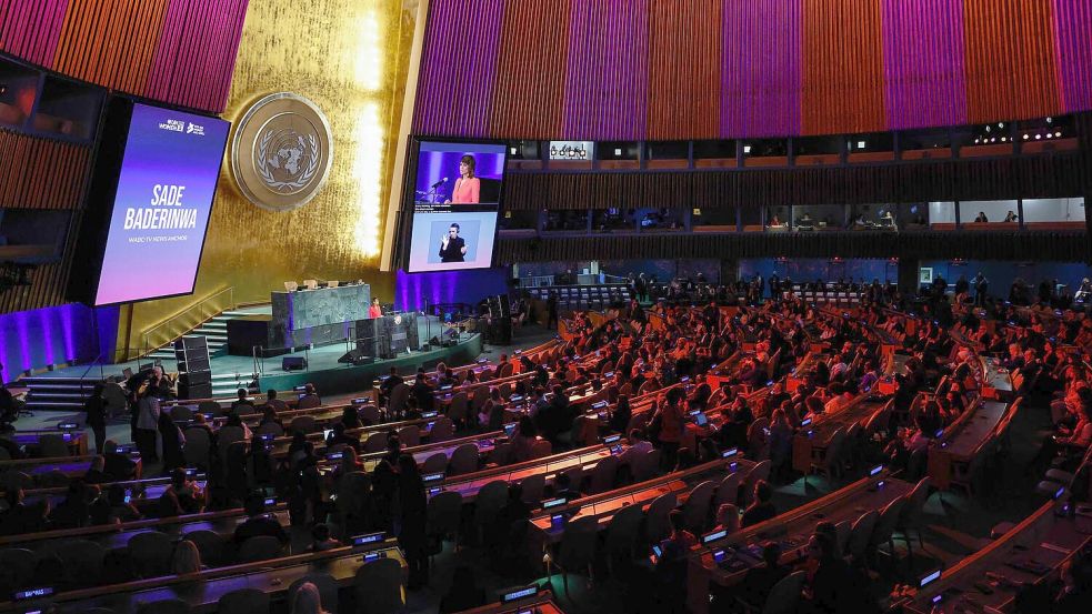 Kurz vor Eröffnung der Tagung der UN-Frauenrechtskommission erinnerten die Staatenvertreter bei den Vereinten Nationen an den Weltfrauentag am 8. März. Im weiteren Verlauf gab es Streit über eine gemeinsame Erklärung. Foto: Kena Betancur/FR172124 AP/AP/dpa