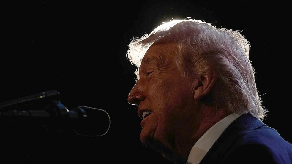 Mit seiner überraschenden Aussage zum baldigen Ende des Iran-Kriegs sorgt Trump an den Börsen für Erleichterung. Foto: Mark Schiefelbein/AP/dpa