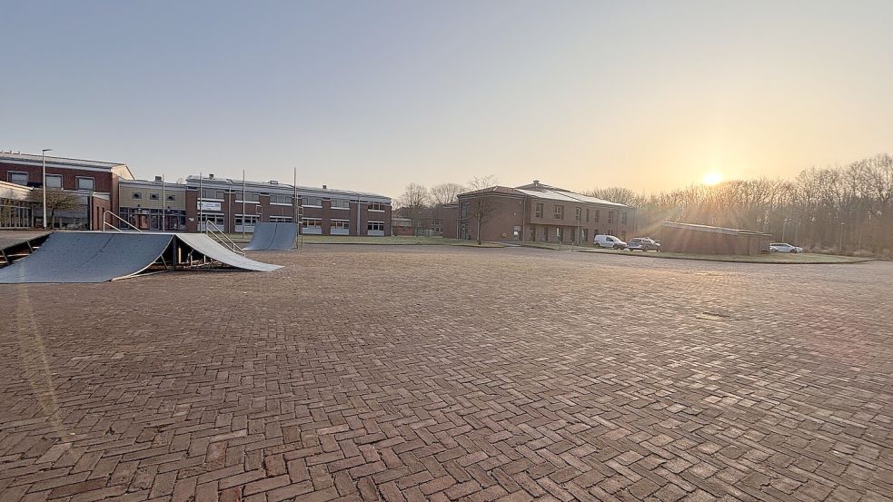 Der Rathausplatz in Ihlow ist derzeit eine große gepflasterte Fläche. Foto: Christin Wetzel