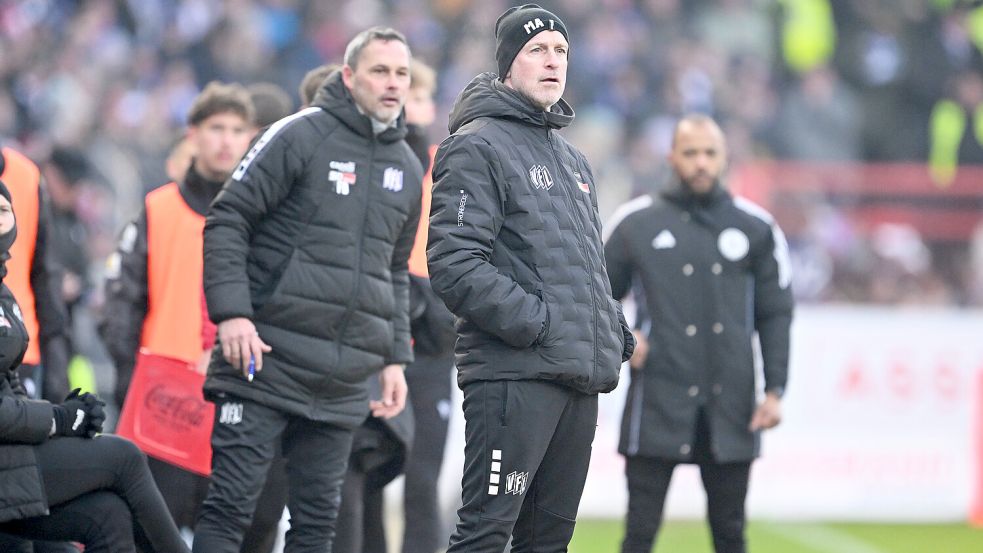 Klagen gegen ihre Kündigung: Marco Antwerpen (vorne) und Frank Döpper (links), die beiden Ex-Trainer des VfL Osnabrück. Foto: imago/osnapix