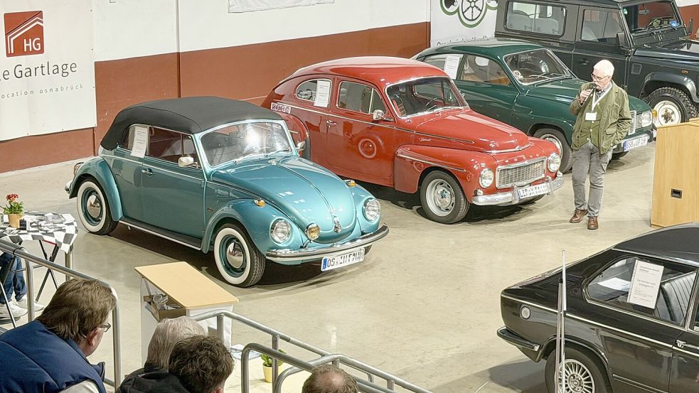 Auf Hochglanz poliert und angepriesen von Auktionator Wolfgang Schulz (rechts) wurden mehr als ein Dutzend Old- und Newtimer in der Halle Gartlage. Foto: Matthias Liedtke