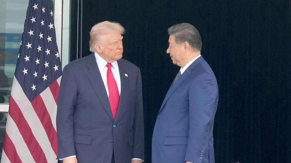 US-Präsident Trump (l) hatte Chinas Staatschef Xi zuletzt in Südkorea getroffen. (Archivbild) Foto: Mark Schiefelbein/AP/dpa