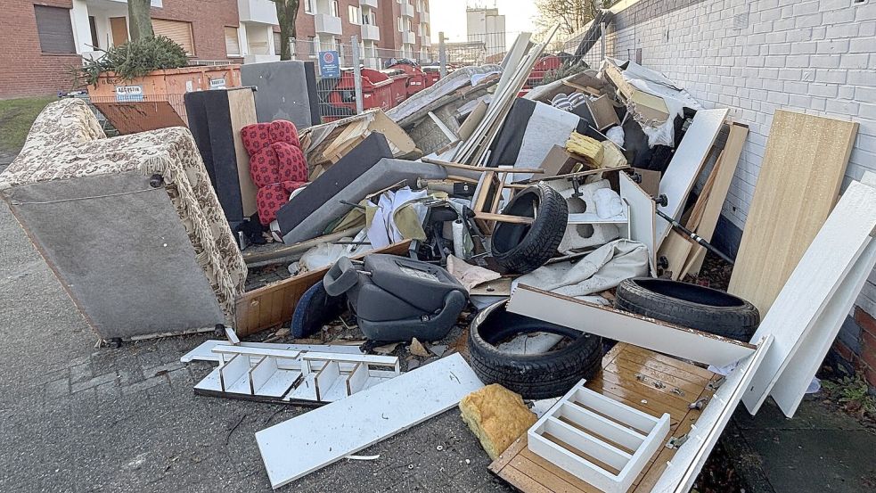 Um solche Sperrmüll-Berge, wie hier Anfang 2025 an der Popenser Straße in Aurich, zu vermeiden, fordern die Grünen eine kostenlose jährliche Abfuhr. Foto: Mieke Matthes