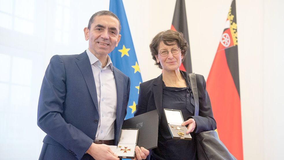 Zahlreiche Auszeichnungen wurden dem Ehepaar verliehen, auch der Verdienstorden des Landes Rheinland-Pfalz. (Archivbild) Foto: Boris Roessler