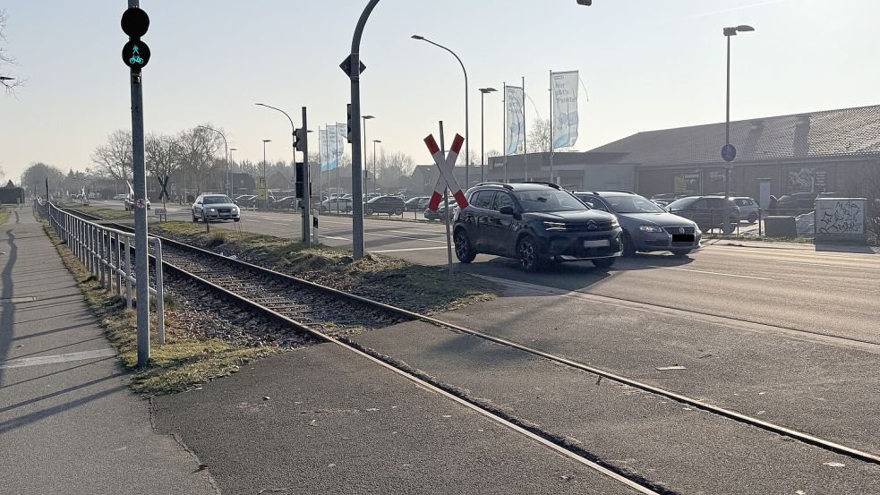 Radweg, Bahnlinie und Bundesstraße liegen in Moordorf direkt nebeneinander. Foto: Holger Janssen