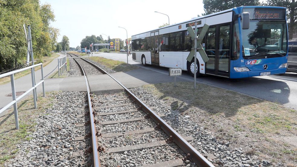 Die derzeit nur für gelegentlichen Güterverkehr genutzte Bahnlinie verläuft parallel zur Bundesstraße durch Moordorf.Foto: Romuald Banik