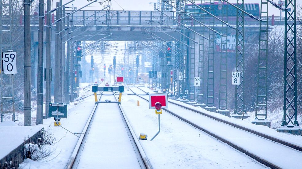 Wochenlanger Frost führte im Januar und Februar zu Verzögerungen bei der Sanierung der Bahnstrecke Hamburg-Berlin. (Archivbild) Foto: Jens Büttner